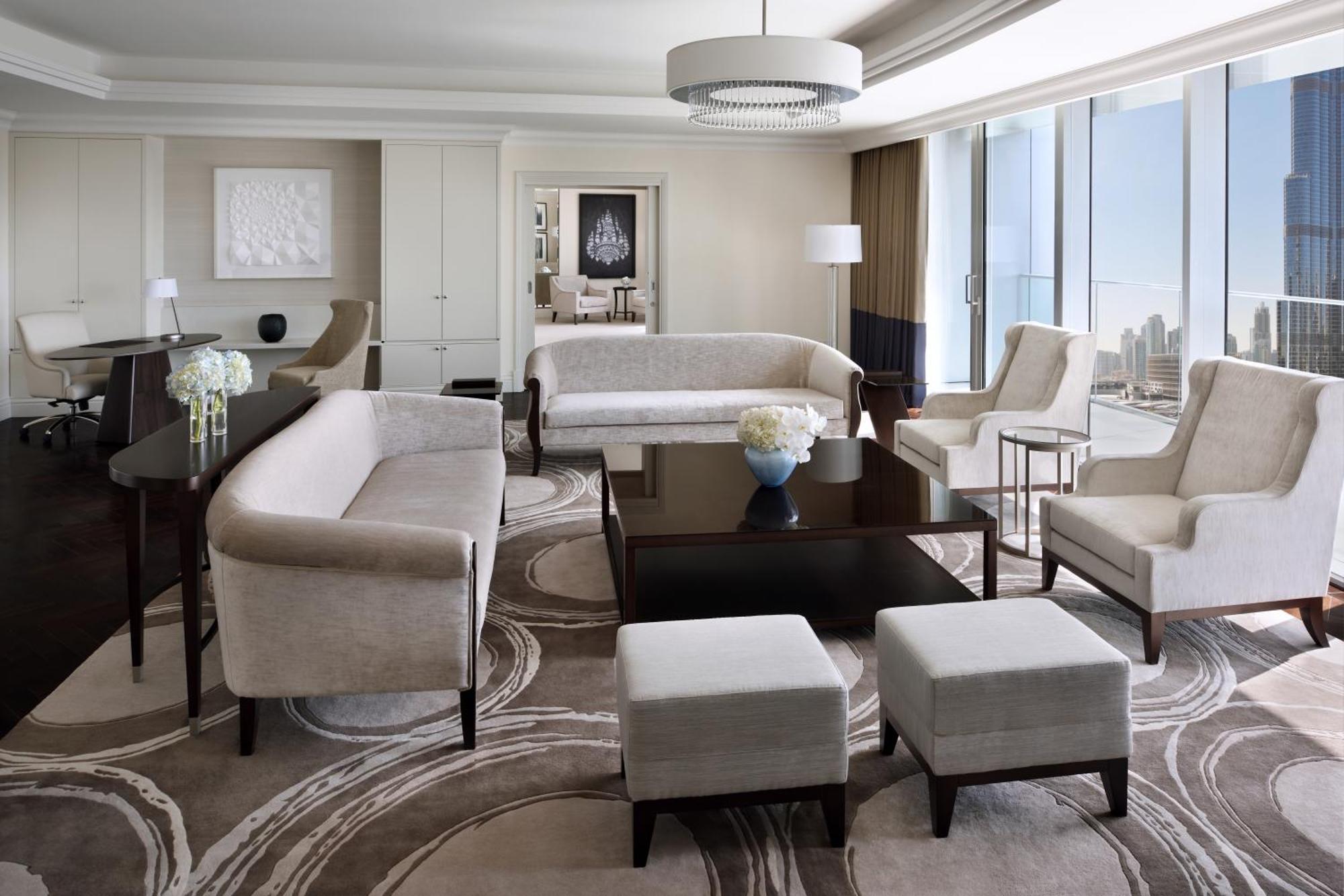 Kempinski The Boulevard Dubái Exterior foto A living room in a suite at the Four Seasons Hotel, New York City