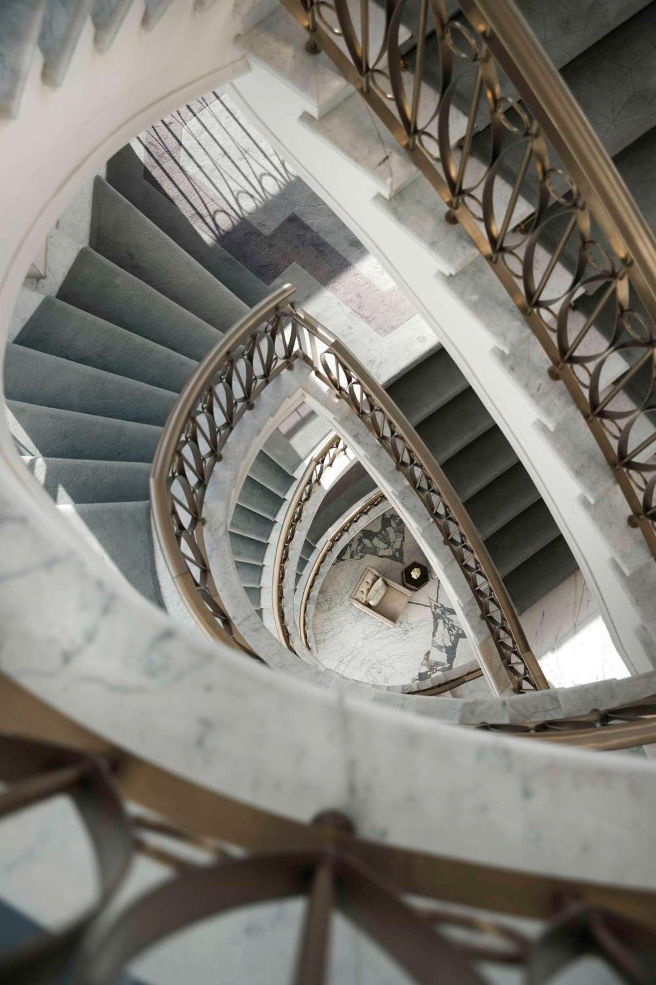 Kempinski The Boulevard Dubái Exterior foto Spiral staircase