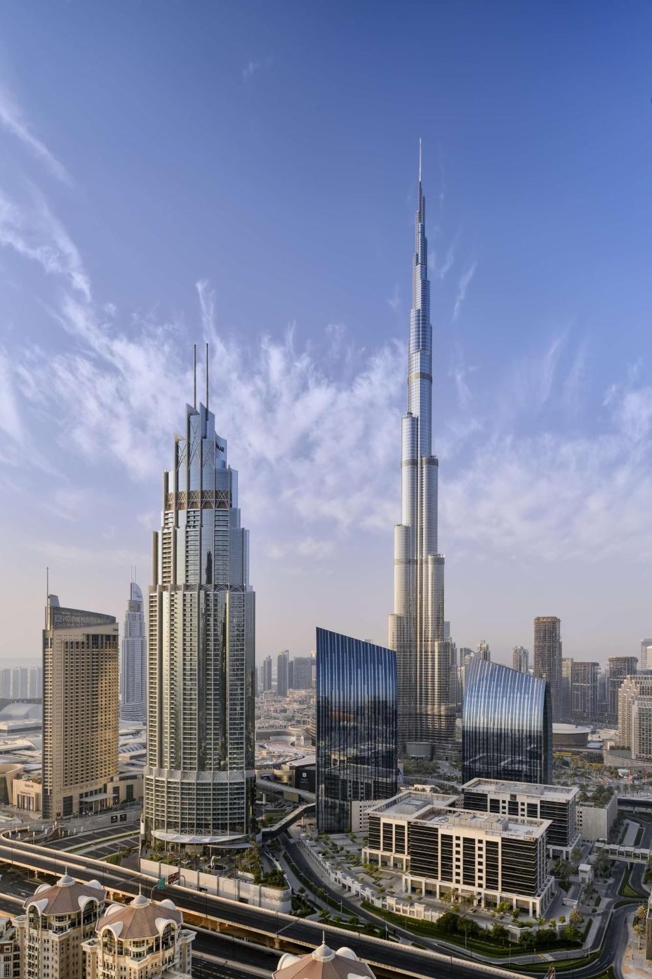 Kempinski The Boulevard Dubái Exterior foto The tower (right) with the Burj Khalifa (left)